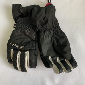 Gear: Youth Medium, Black/White Dakine Glove